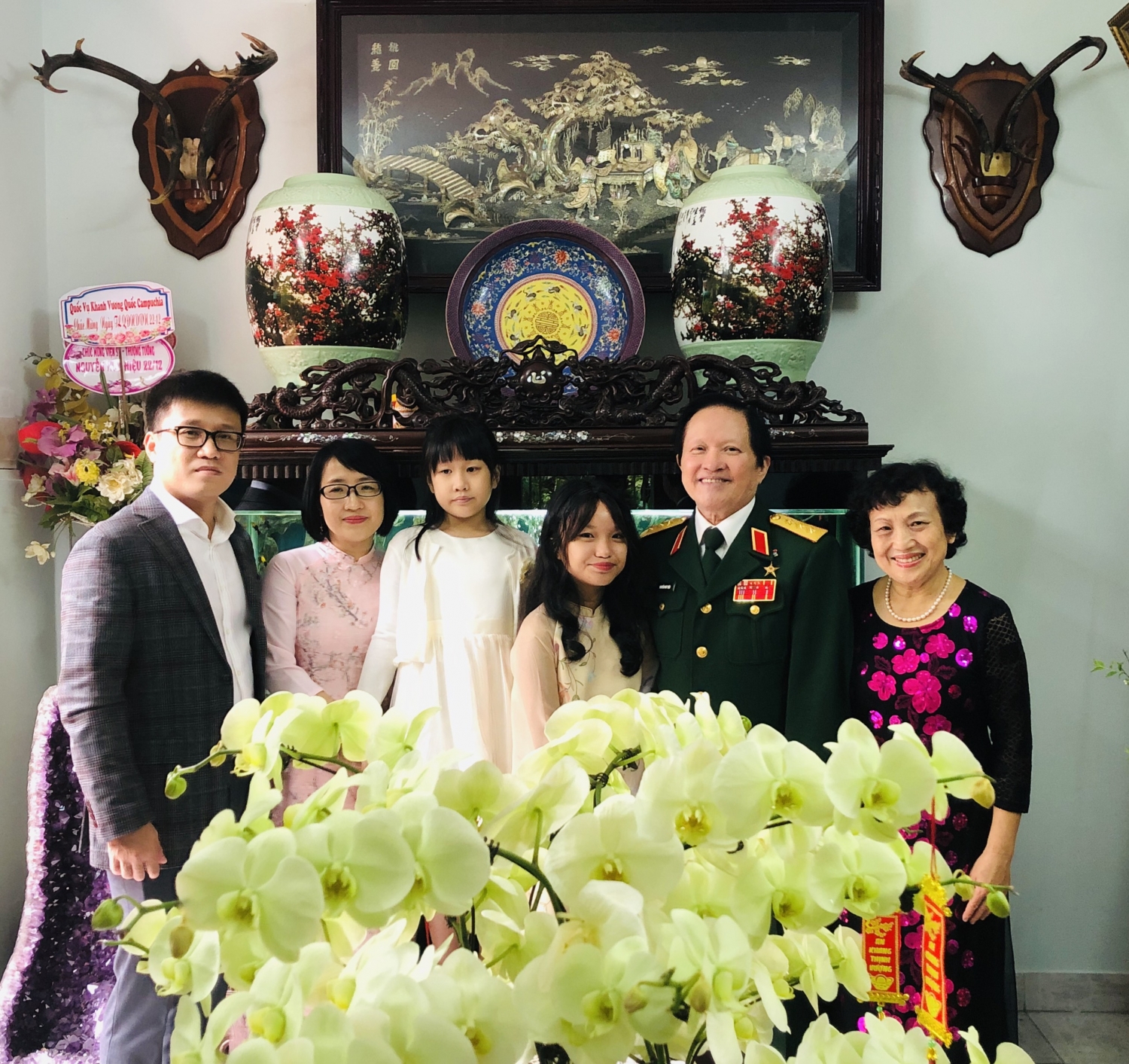 Tướng Hiệu và bà Xuân cùng gia đình con gái