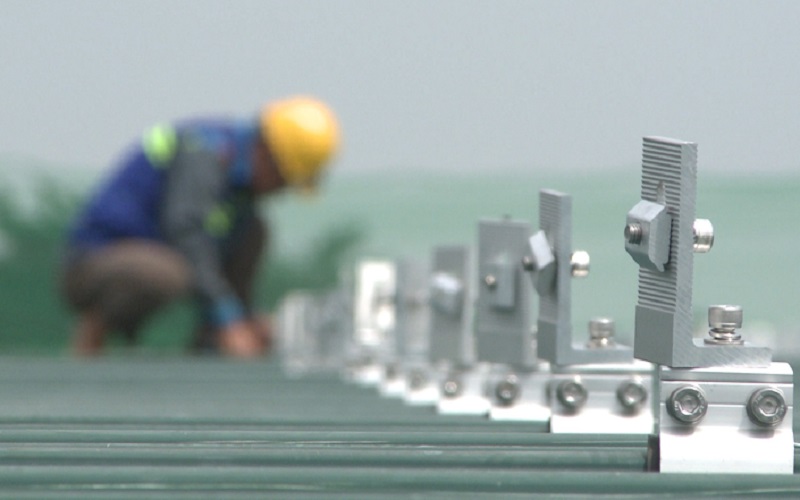 Tạo thị trường mua bán điện cạnh tranh? Lắp đặt điện mặt trời mái nhà tại Bình Dương (ảnh: Hùng Phi)