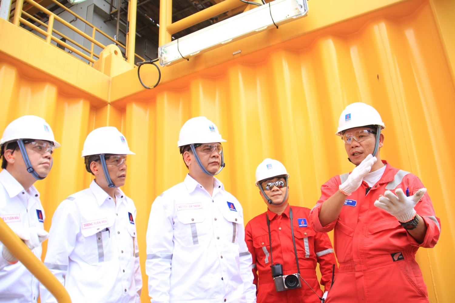 Người lao động dầu khí như những chiến sĩ tiền tiêu, bảo vệ vùng trời, vùng biển nguoi lao dong dau khi nhu nhung chien si tien tieu bao ve vung troi vung bien