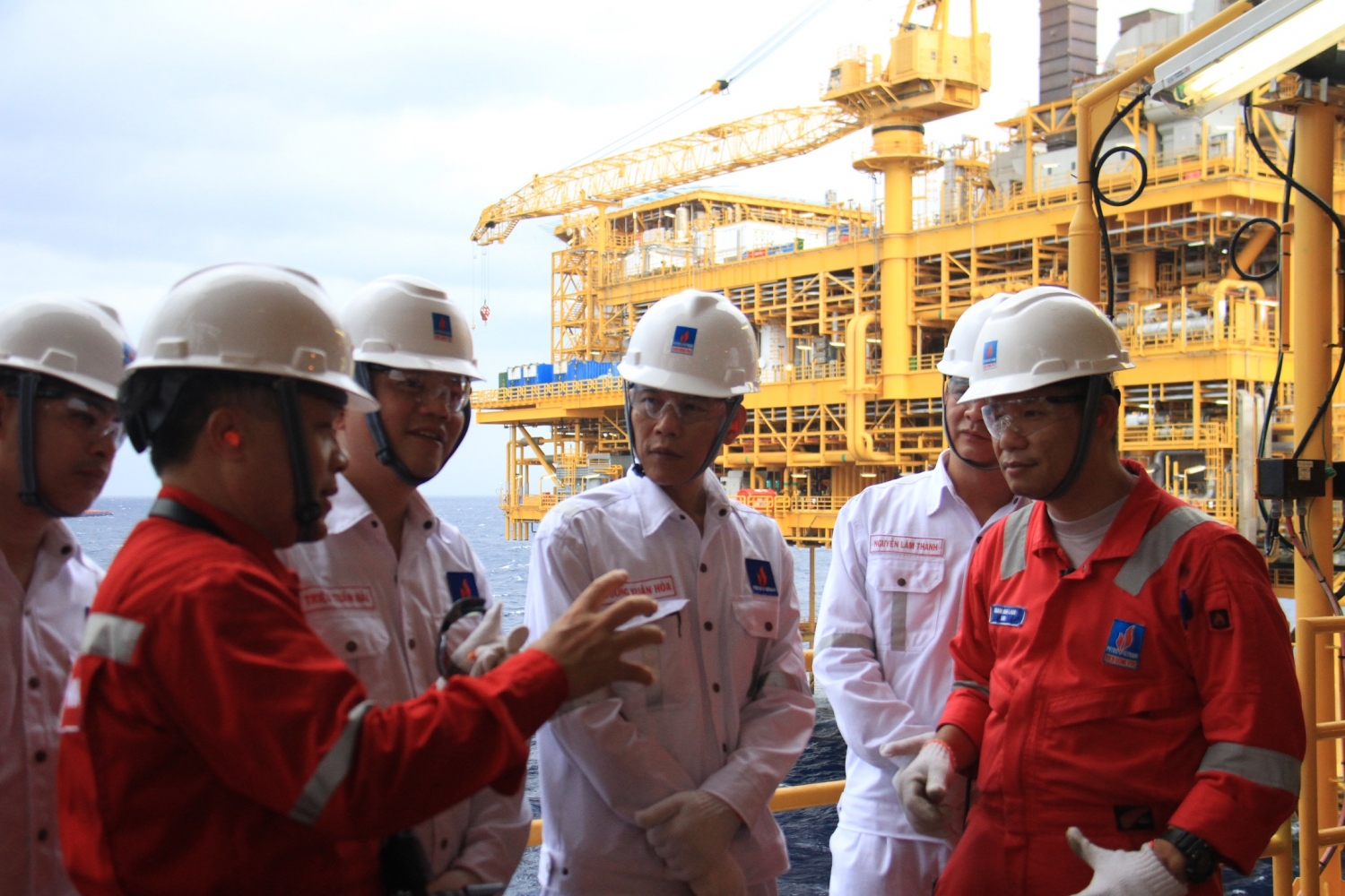 Người lao động dầu khí như những chiến sĩ tiền tiêu, bảo vệ vùng trời, vùng biển nguoi lao dong dau khi nhu nhung chien si tien tieu bao ve vung troi vung bien