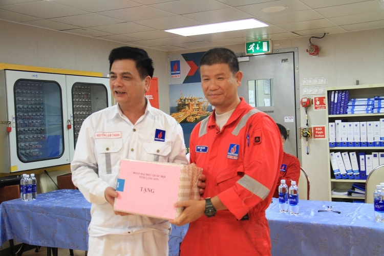 Người lao động dầu khí như những chiến sĩ tiền tiêu, bảo vệ vùng trời, vùng biển nguoi lao dong dau khi nhu nhung chien si tien tieu bao ve vung troi vung bien