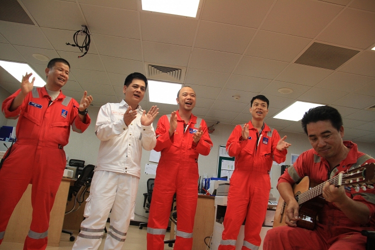 Người lao động dầu khí như những chiến sĩ tiền tiêu, bảo vệ vùng trời, vùng biển nguoi lao dong dau khi nhu nhung chien si tien tieu bao ve vung troi vung bien