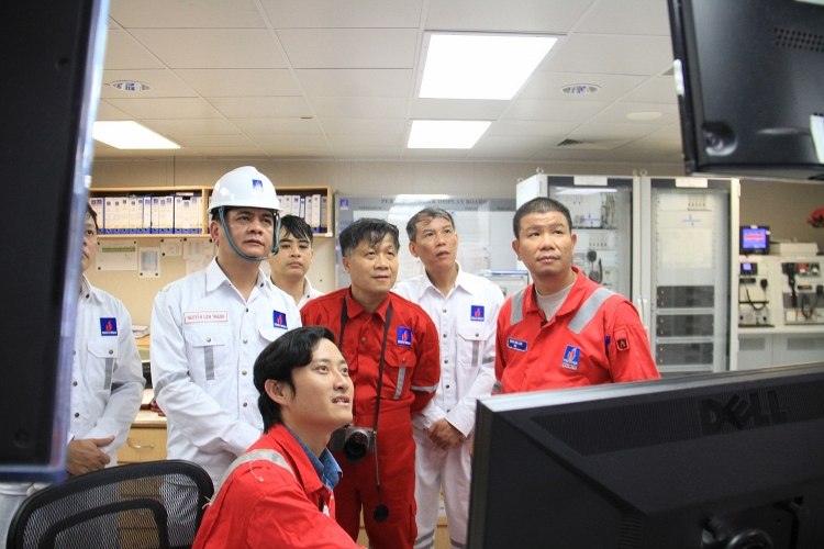 Người lao động dầu khí như những chiến sĩ tiền tiêu, bảo vệ vùng trời, vùng biển nguoi lao dong dau khi nhu nhung chien si tien tieu bao ve vung troi vung bien