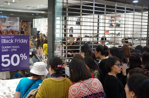 black friday o viet nam nhon nhip offline mo nhat online