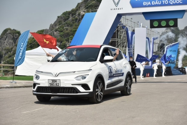 Kỷ lục Việt Nam: 100 xe ôtô điện VF e34 chinh phục địa đầu Tổ quốc
