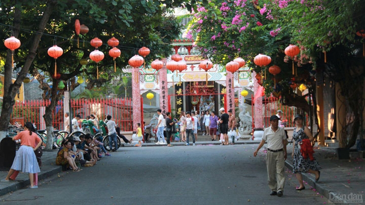 Người làm du lịch chờ Tết