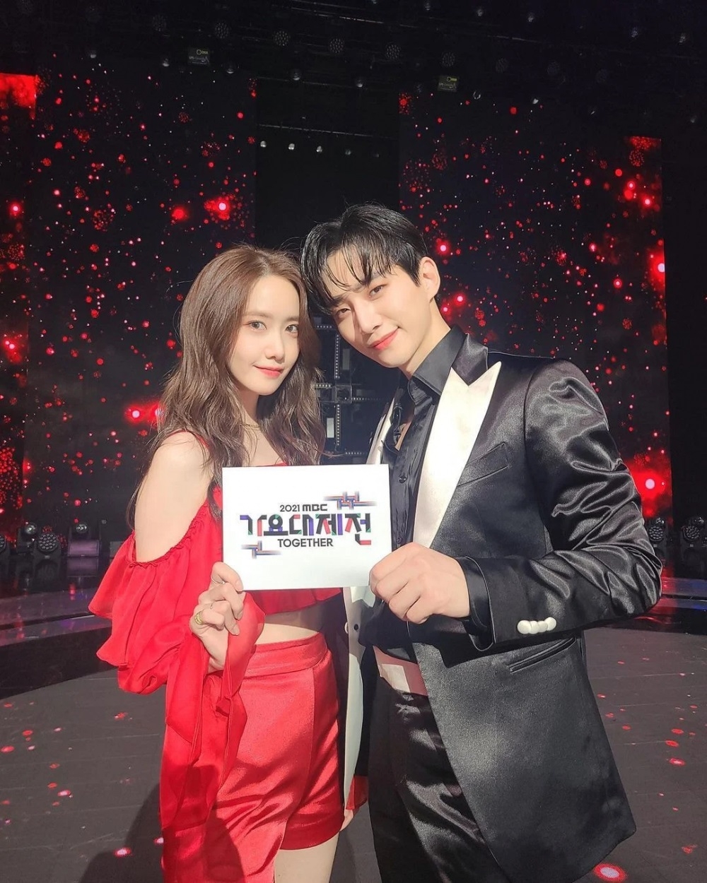 Sao Hàn ngày 2/1: YoonA (SNSD) và Junho (2PM) gây sốt sau màn collab cực cháy trên MBC Gayo Daejejeon