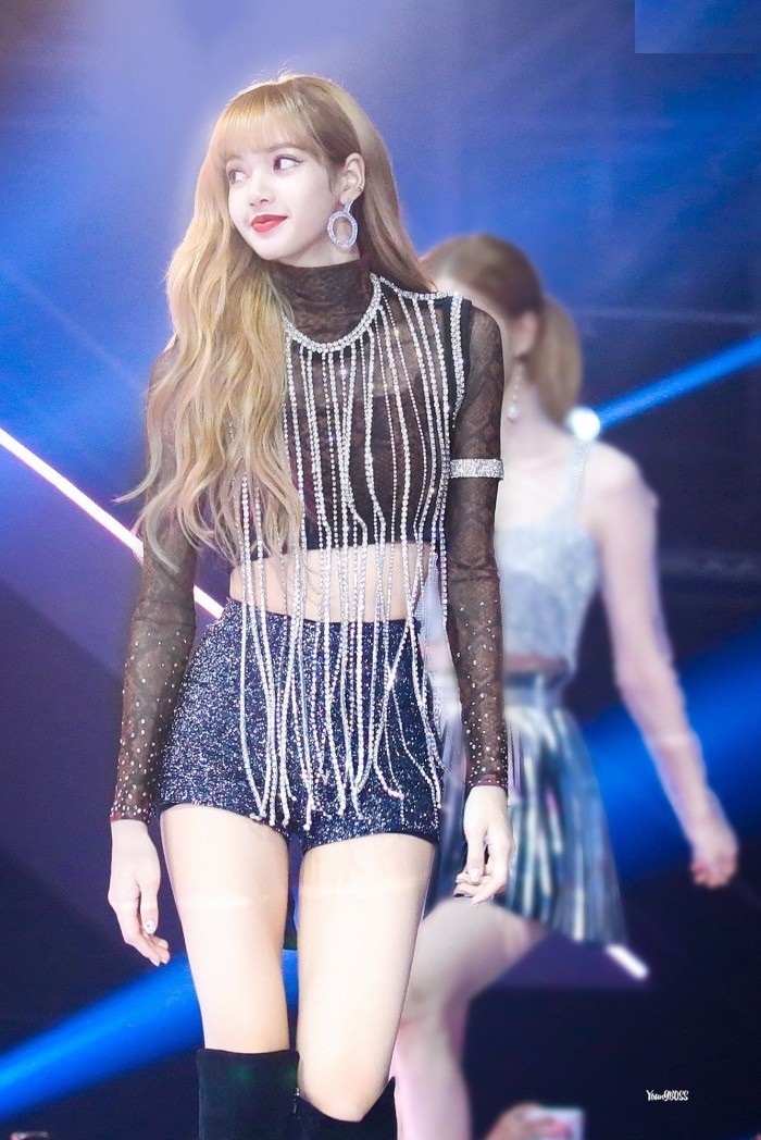 Lisa (BLACKPINK) cực chất trong bộ sưu tập áo croptop sành điệu