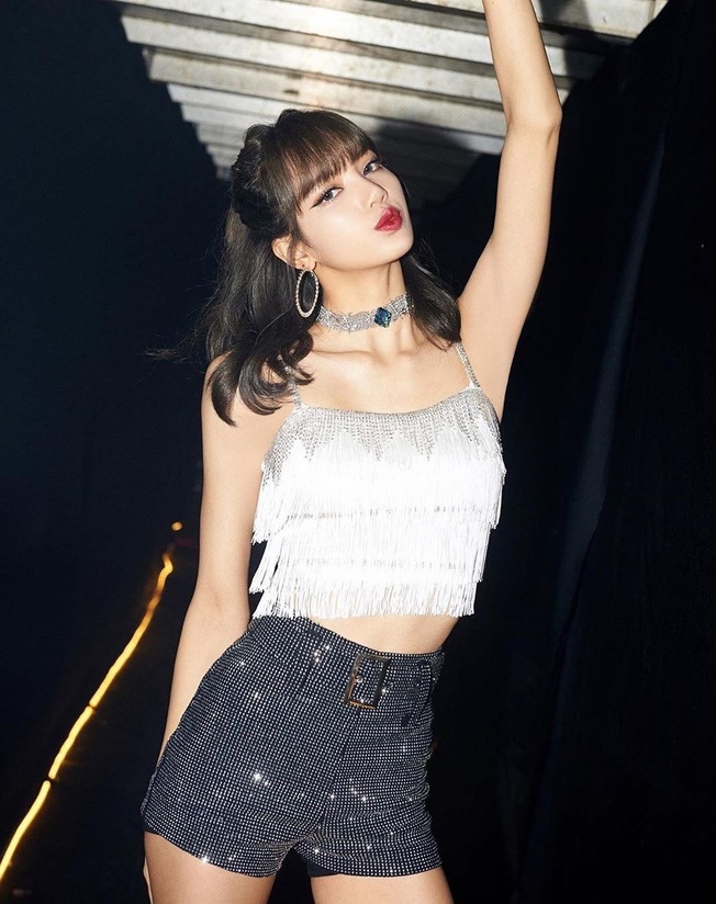 Lisa (BLACKPINK) cực chất trong bộ sưu tập áo croptop sành điệu