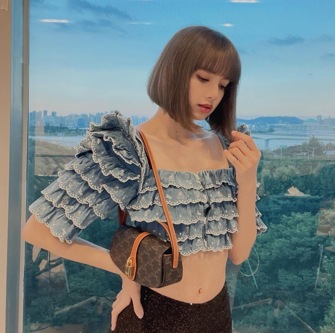 Lisa (BLACKPINK) cực chất trong bộ sưu tập áo croptop sành điệu