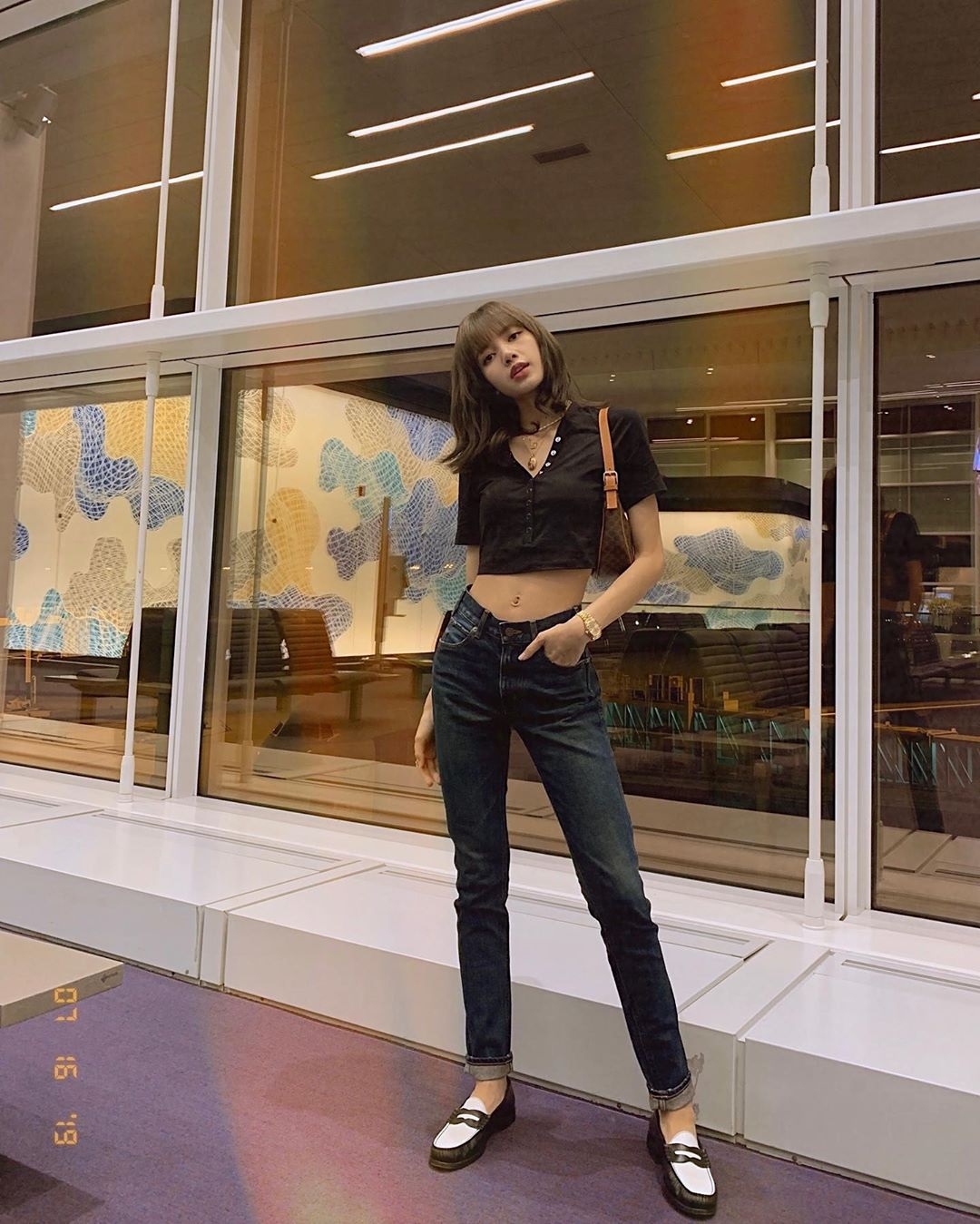 Lisa (BLACKPINK) cực chất trong bộ sưu tập áo croptop sành điệu