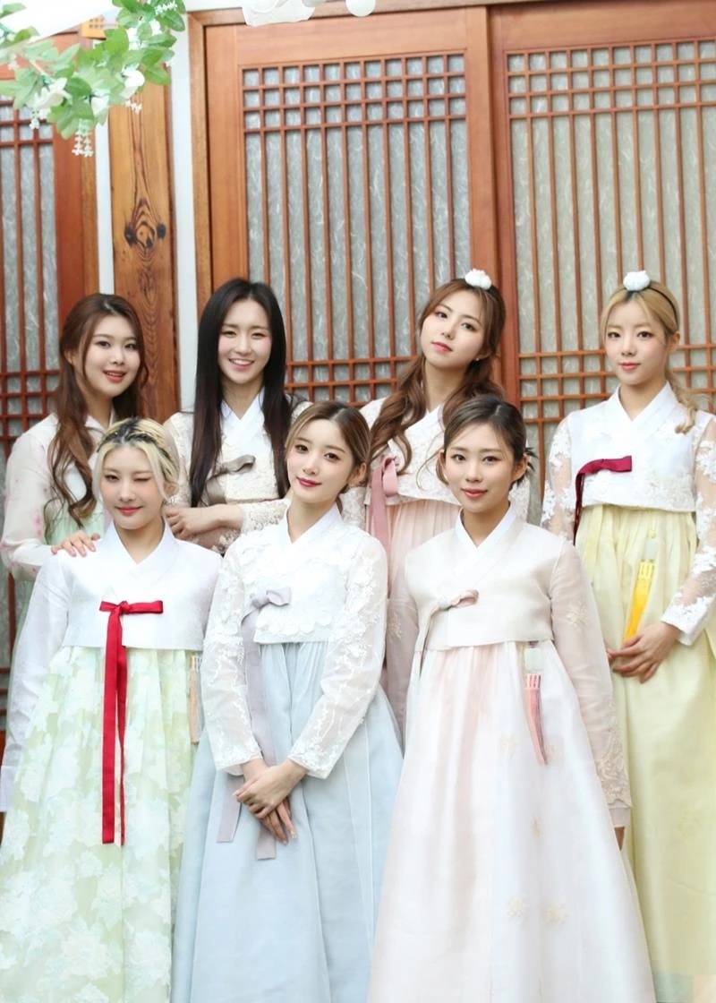 Ngắm dàn idol K-pop trong bộ Hanbok truyền thống đón Tết Nguyên đán 2022