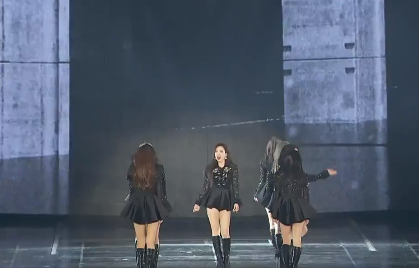 Sao Hàn ngày 3/2/2022: Ấn tượng giọng hát đầy nội lực khi lên highnote của Nayeon và Jihyo (TWICE)
