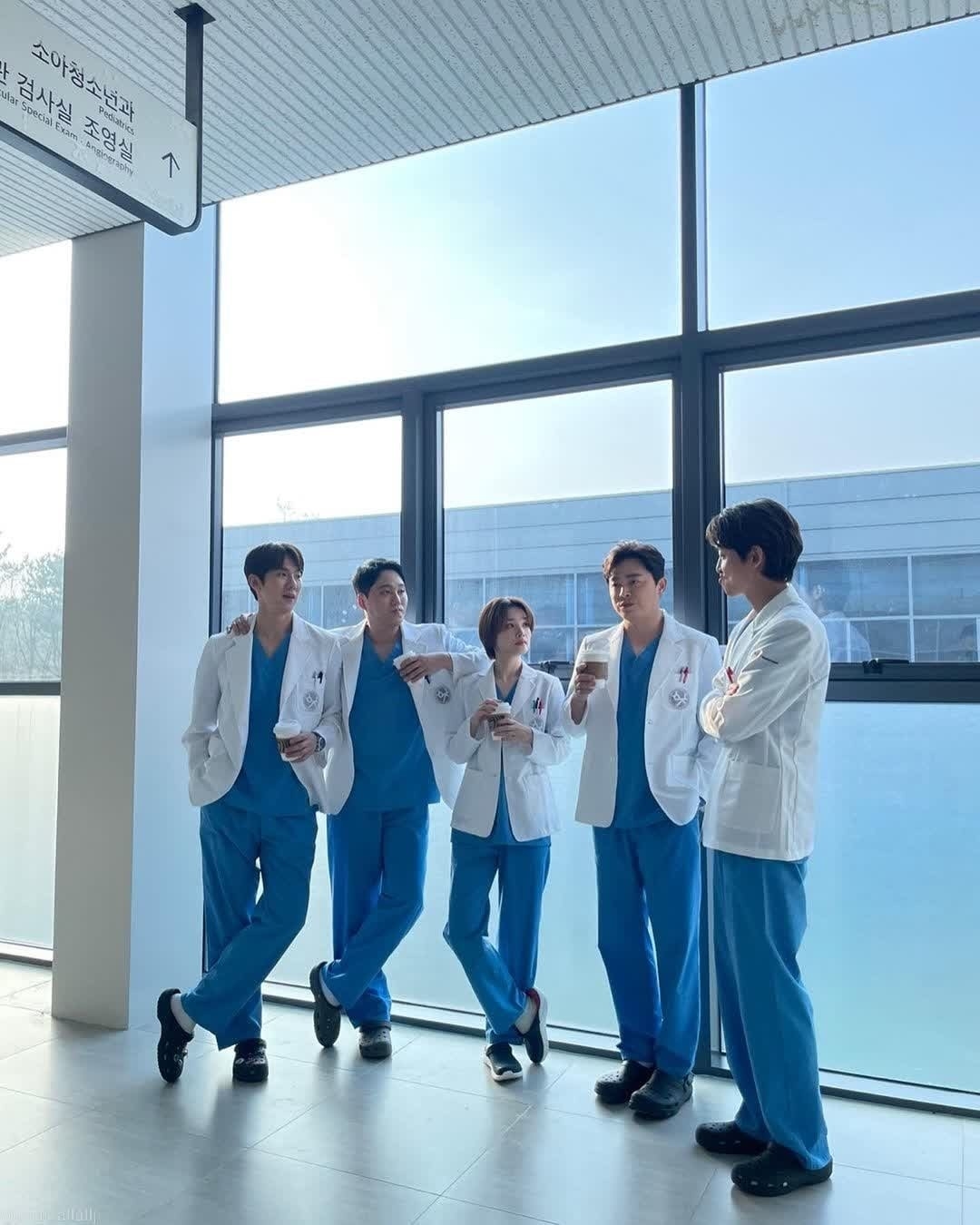 Jung Kyung Ho tung ảnh cùng dàn cast, ngầm thông báo “Hospital Playlist” sẽ có phần 3?
