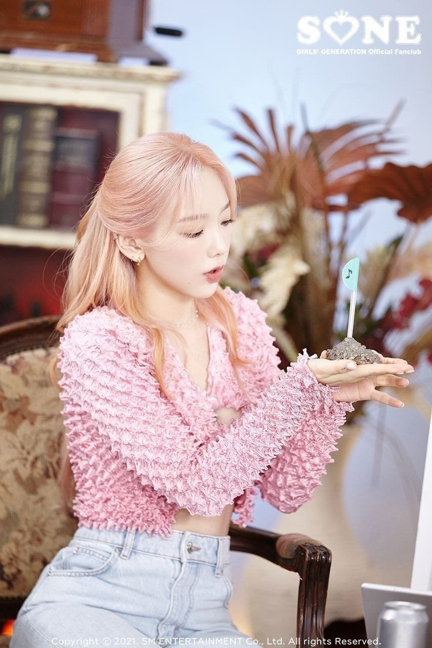 Lisa, Taeyeon cùng dàn nữ idol K-pop diện chiếc áo cực hot đang 