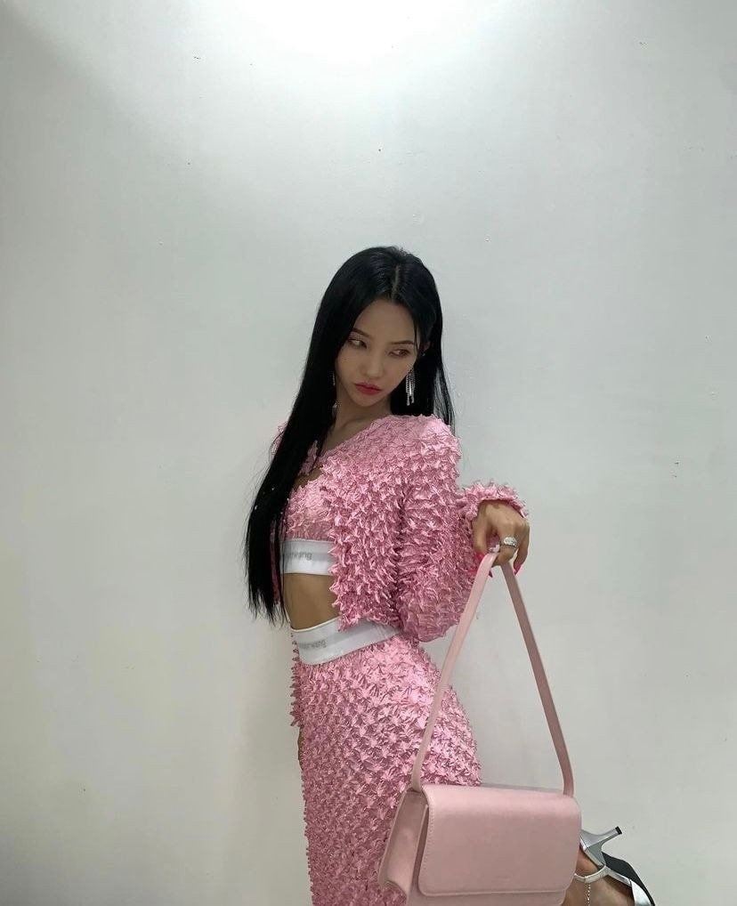 Lisa, Taeyeon cùng dàn nữ idol K-pop diện chiếc áo cực hot đang 