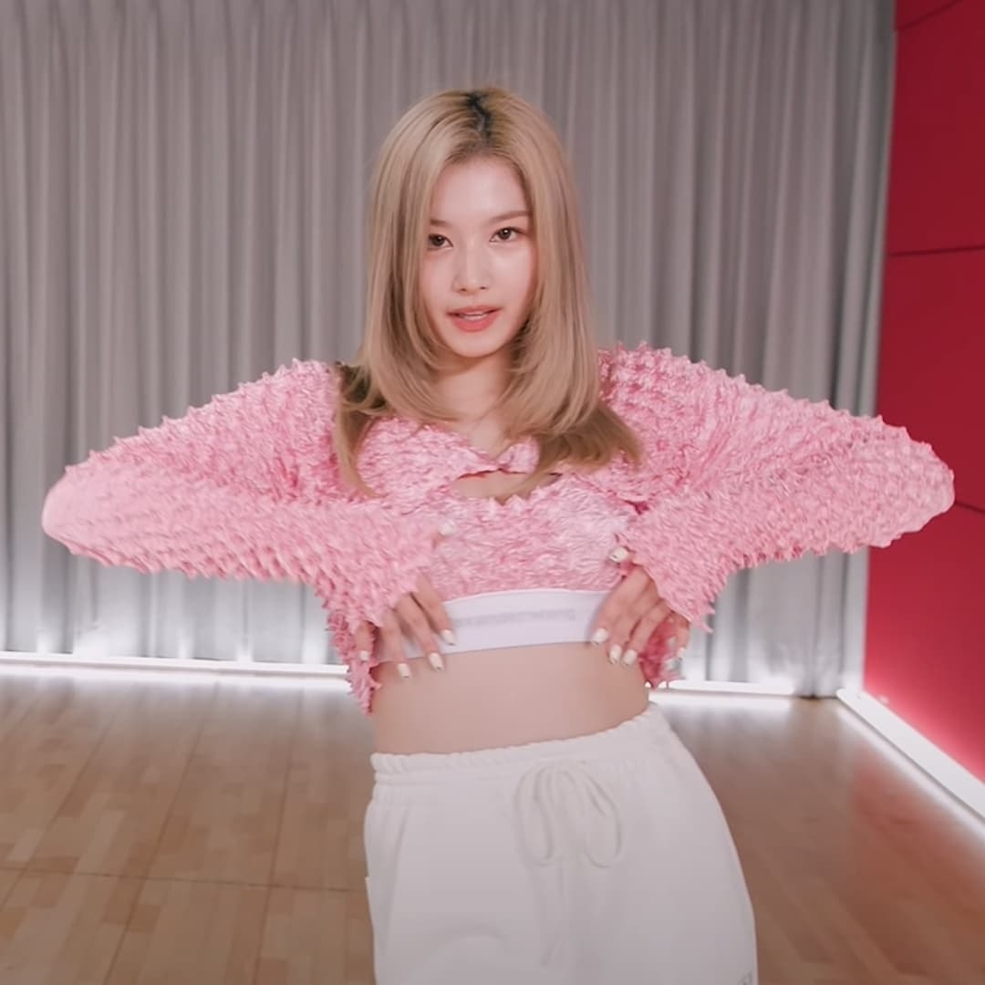 Lisa, Taeyeon cùng dàn nữ idol K-pop diện chiếc áo cực hot đang 