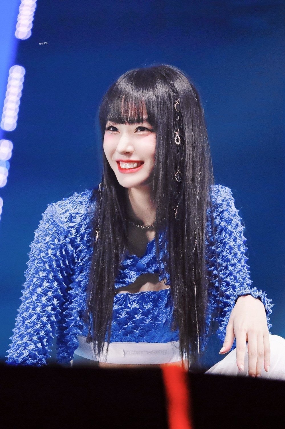 Lisa, Taeyeon cùng dàn nữ idol K-pop diện chiếc áo cực hot đang 
