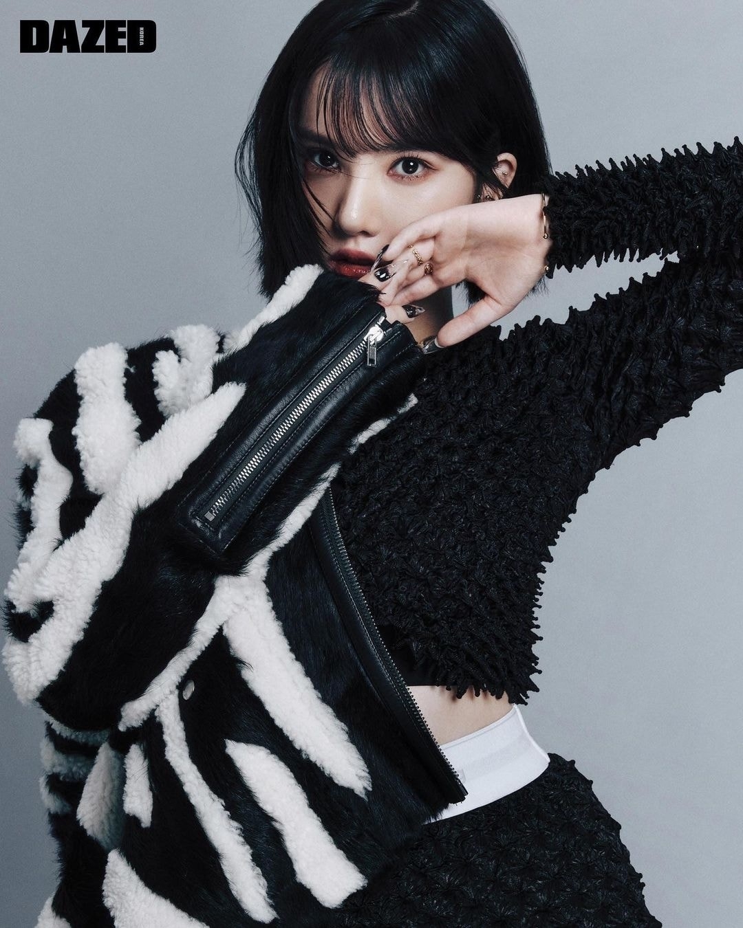 Lisa, Taeyeon cùng dàn nữ idol K-pop diện chiếc áo cực hot đang 