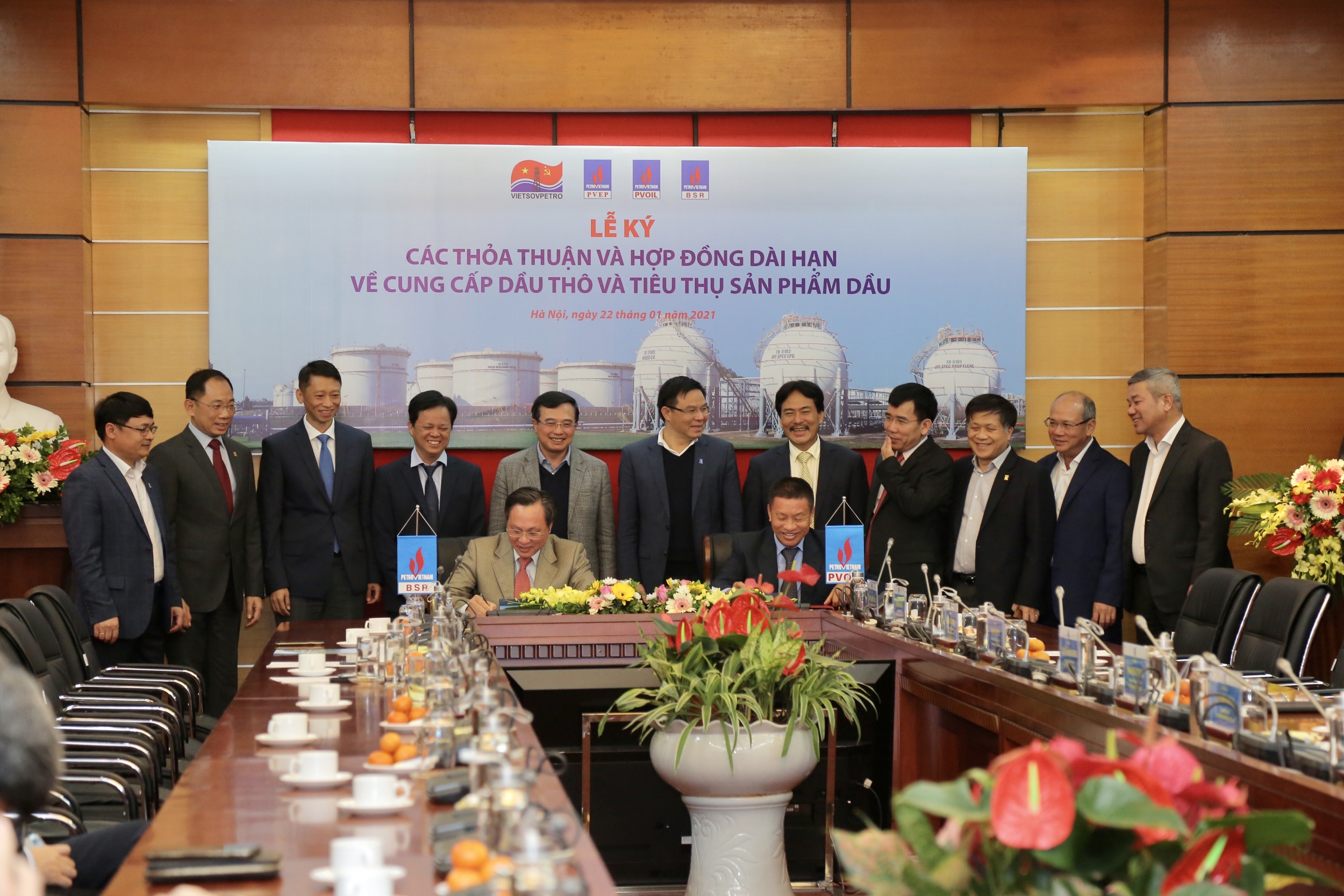 Các đơn vị thành viên Petrovietnam ký các thỏa thuận và hợp đồng dài hạn về cung cấp dầu thô và tiêu thụ sản phẩm dầu