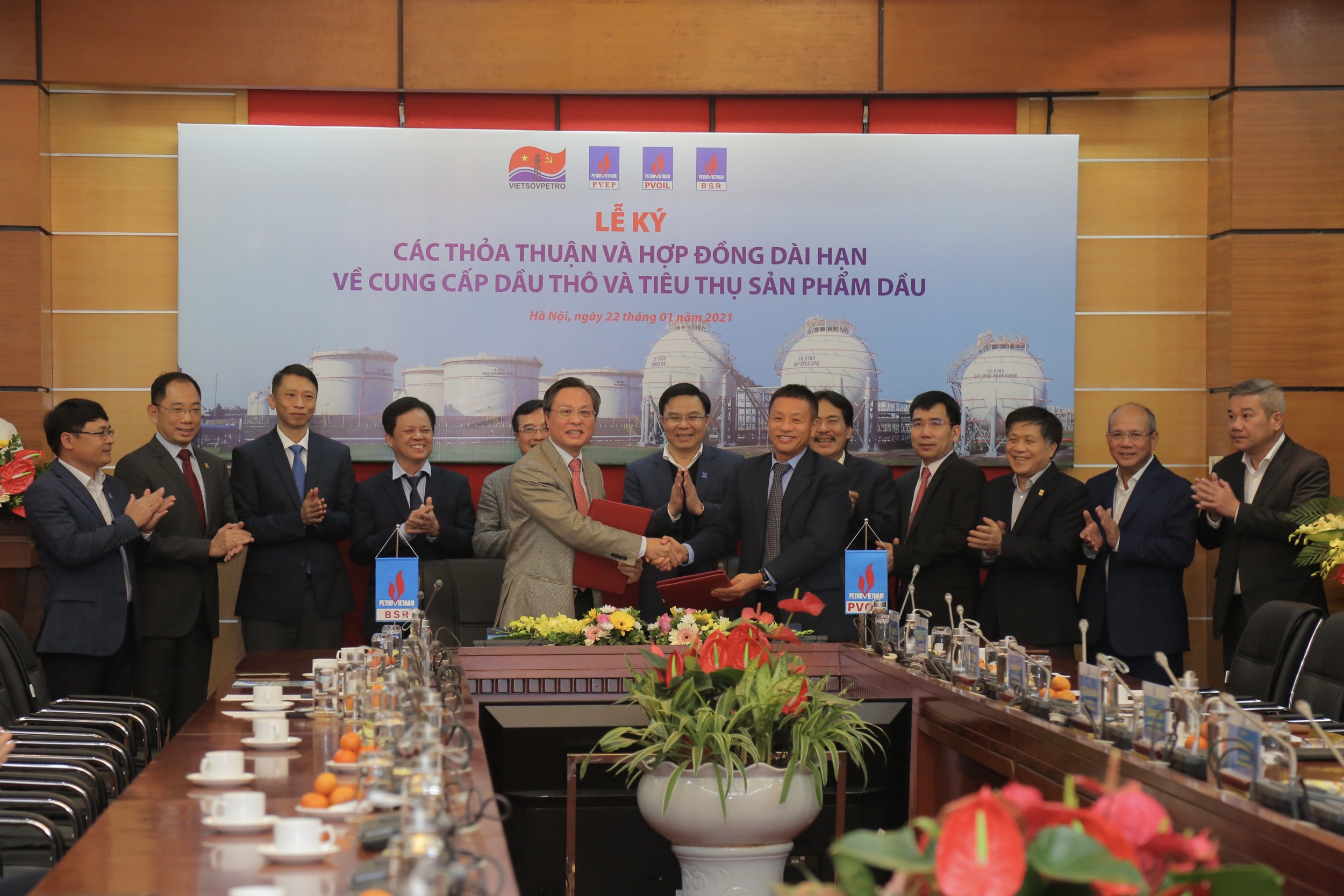 Các đơn vị thành viên Petrovietnam ký các thỏa thuận và hợp đồng dài hạn về cung cấp dầu thô và tiêu thụ sản phẩm dầu