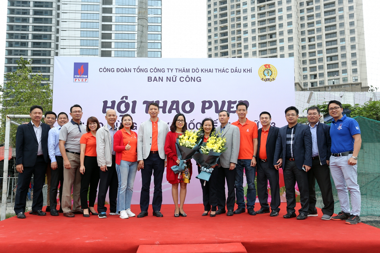 Lãnh đạo PVEP tặng hoa chúc mừng Ngày Quốc tế Phụ nữ 8/3 cho đại diện nữ cán bộ PVEP