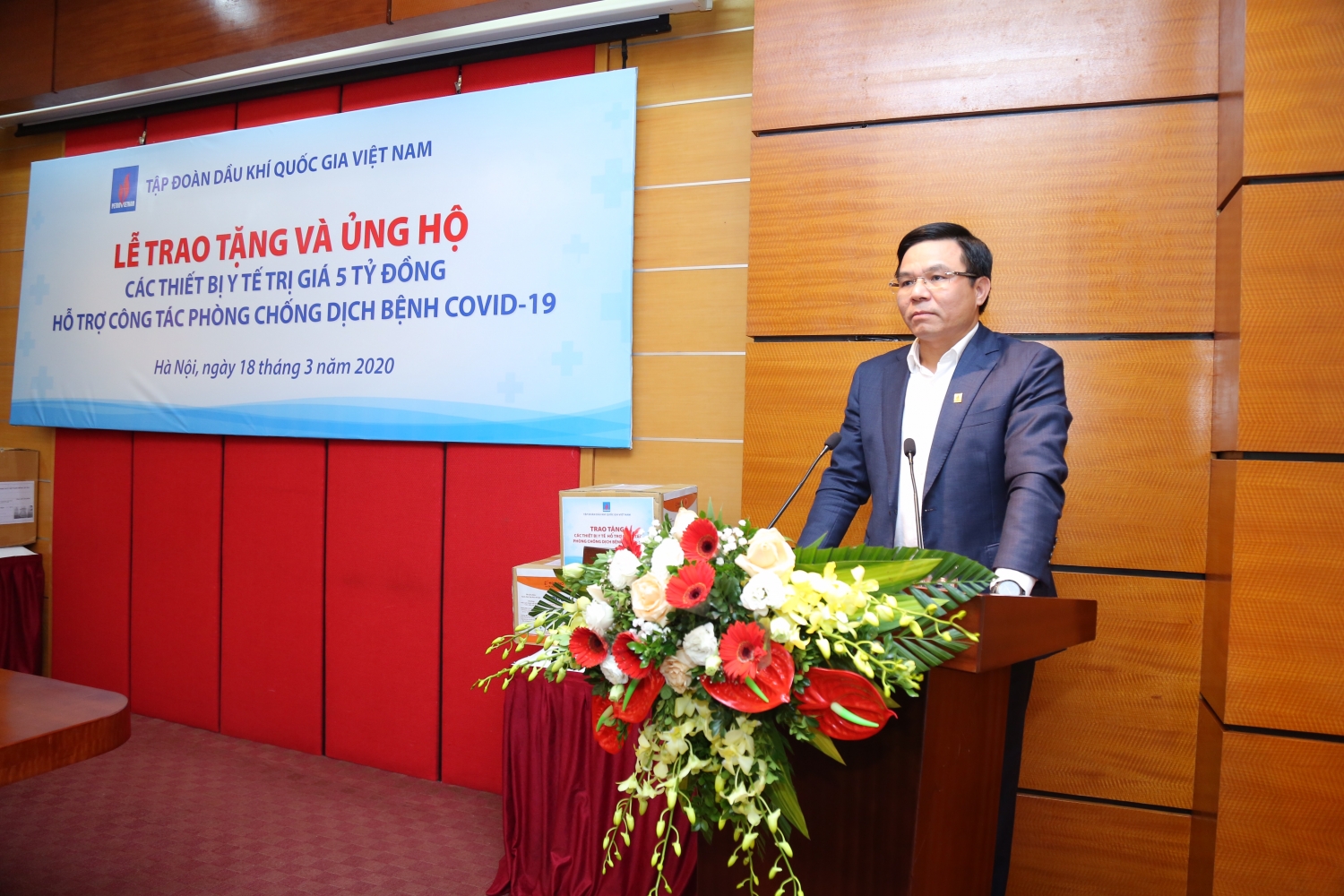 pvn trao thiet bi y te ho tro cong tac phong chong dich covid 19