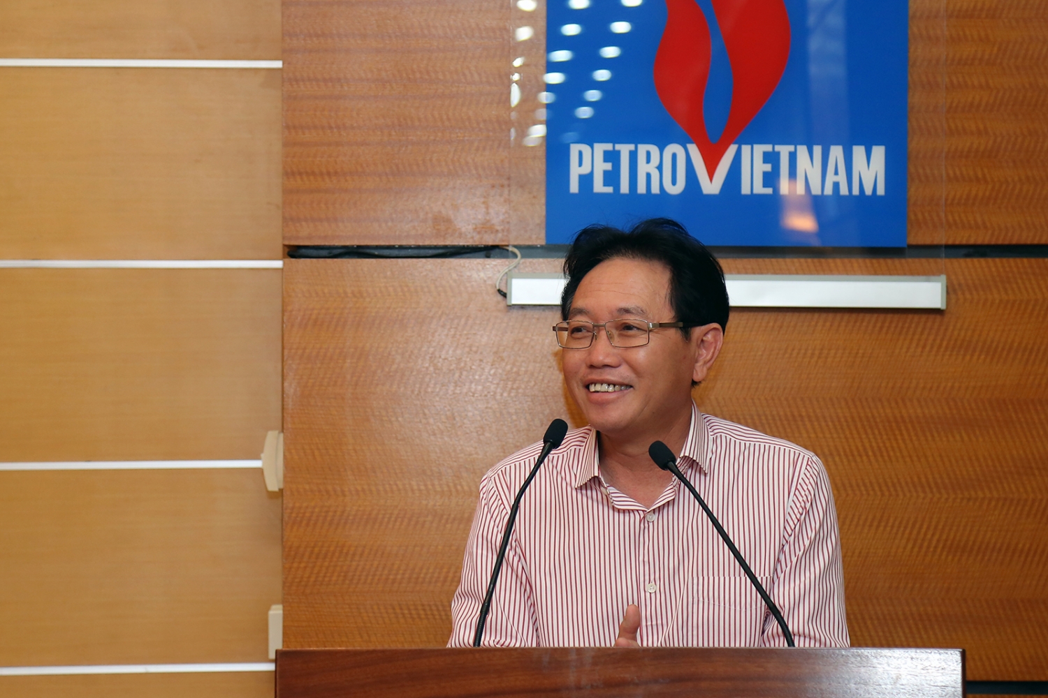 pvn trao quyet dinh nghi che do cho cac can bo chuyen vien co quan tap doan