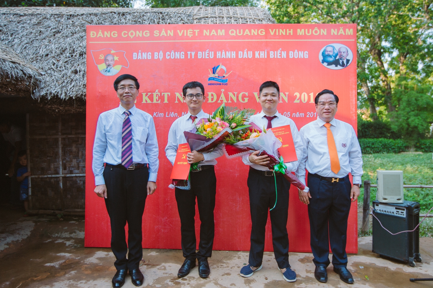 biendong poc ket nap dang vien moi tai lang sen que bac