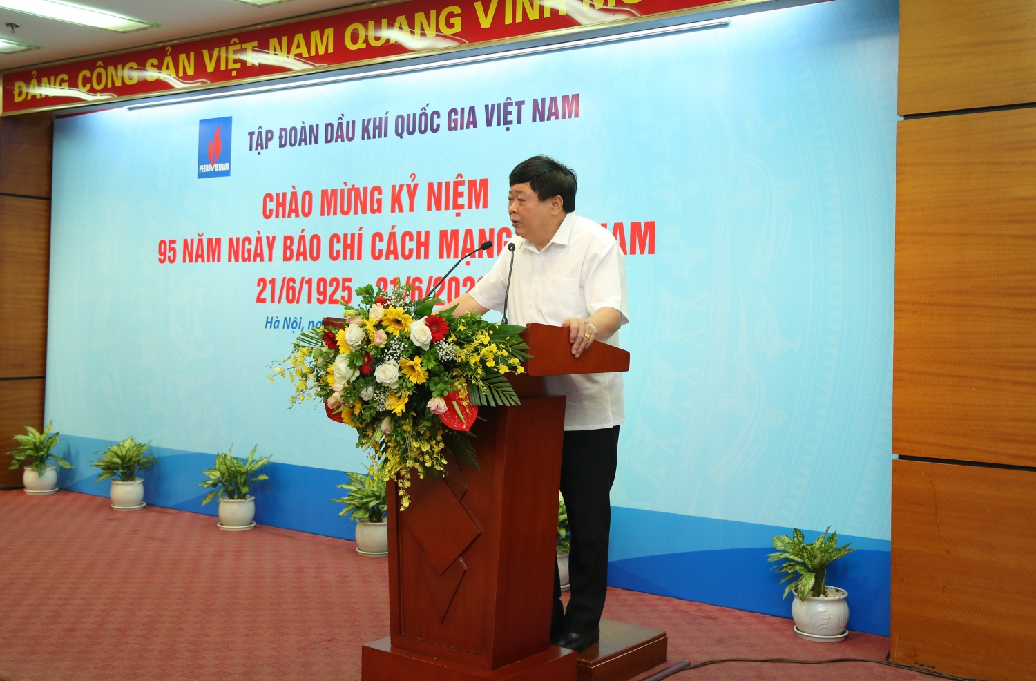 bao chi tiep tuc dong hanh dong vien pvn vuot qua kho khan