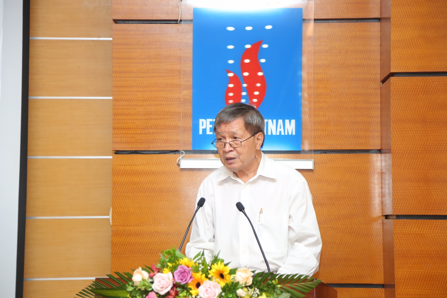 cham lo cho can bo huu tri the hien truyen thong nghia tinh cua nguoi dau khi