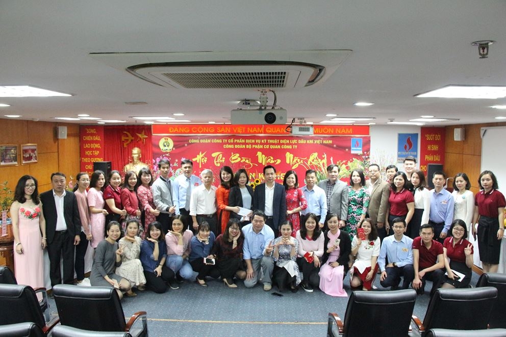 xuan ve ben hoi thi trang tri mam ngu qua cung pv power services