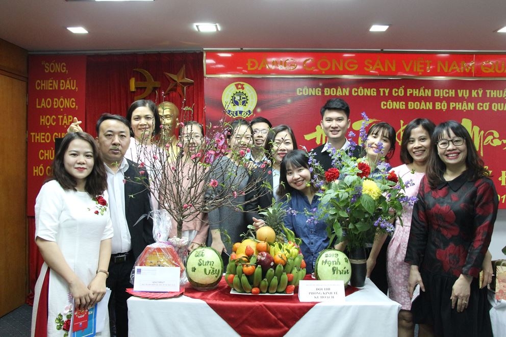 xuan ve ben hoi thi trang tri mam ngu qua cung pv power services