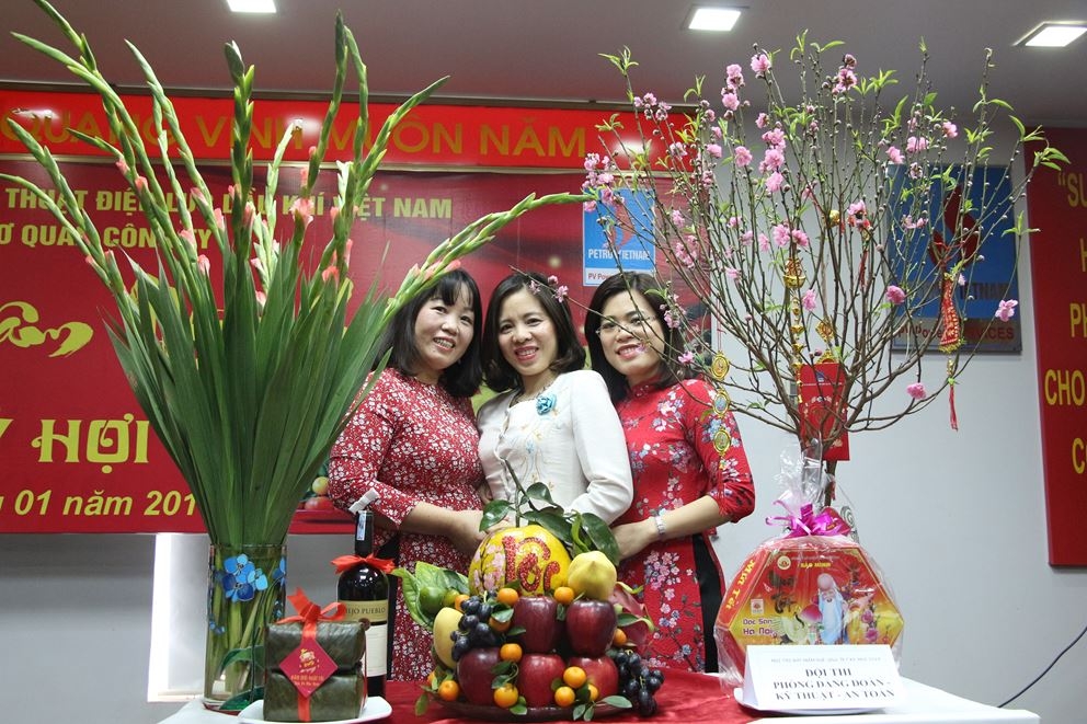 xuan ve ben hoi thi trang tri mam ngu qua cung pv power services