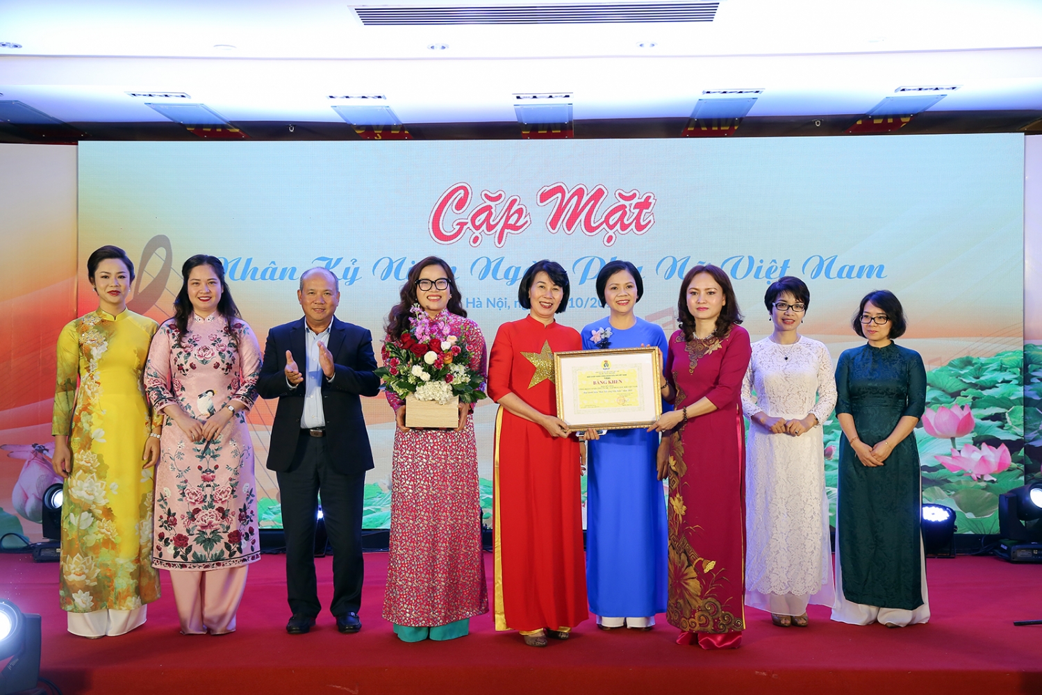 cong doan co quan tap doan dau khi viet nam gap mat nu can bo nguoi lao dong nhan dip 2010