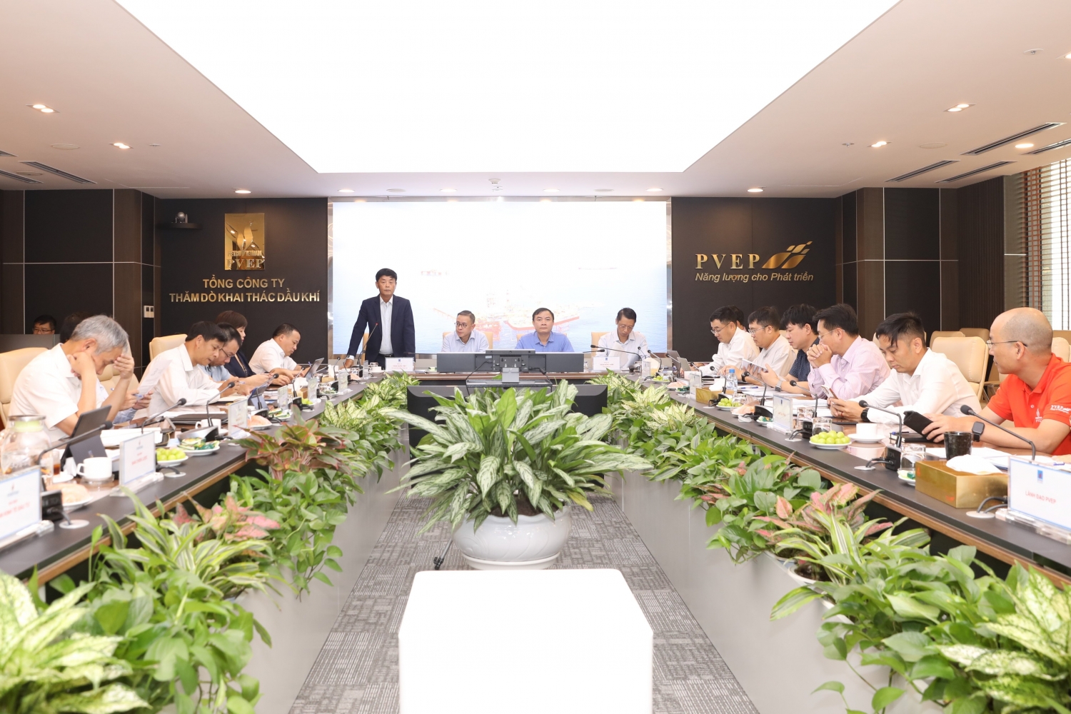 Lãnh đạo Petrovietnam làm việc với PVEP về Chương trình Giám sát năm 2022