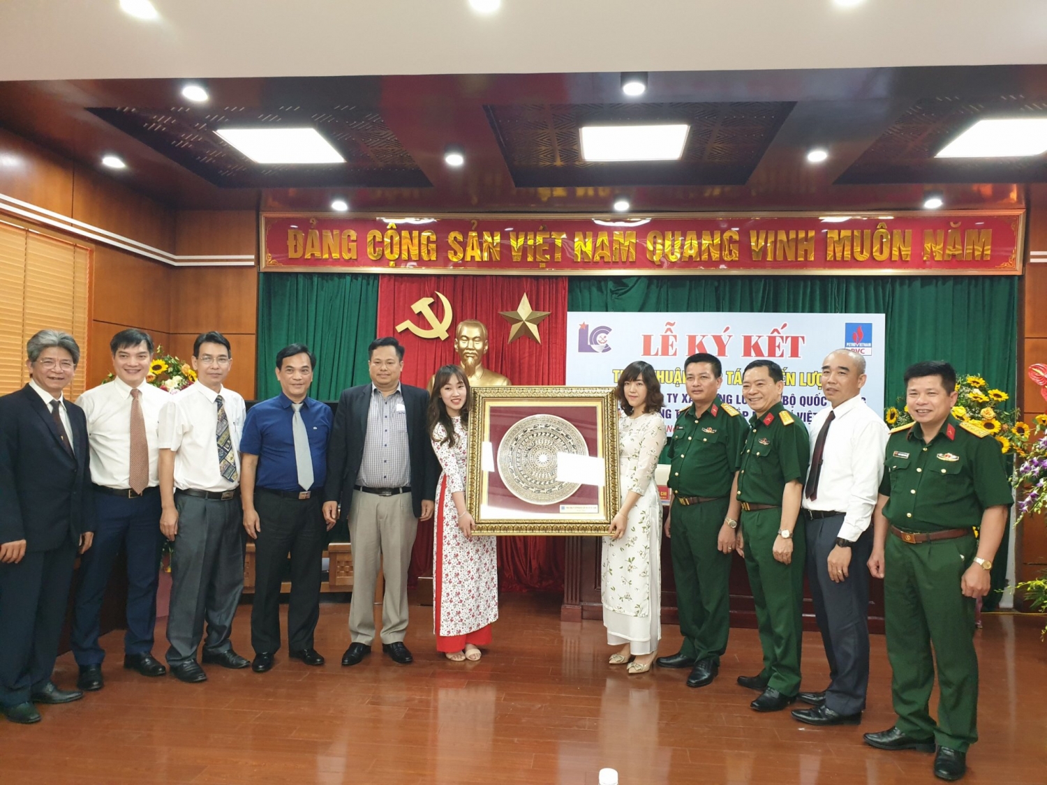 pvc hop tac chien luoc cung tong cong ty xay dung lung lo