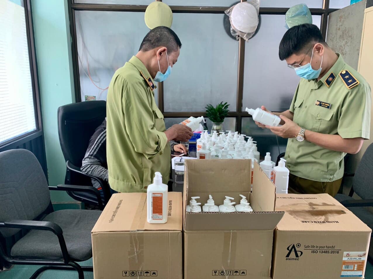 Hà Nội: Thu giữ hơn 300 lọ nước khử khuẩn giả đang trên đường đi tiêu thụ