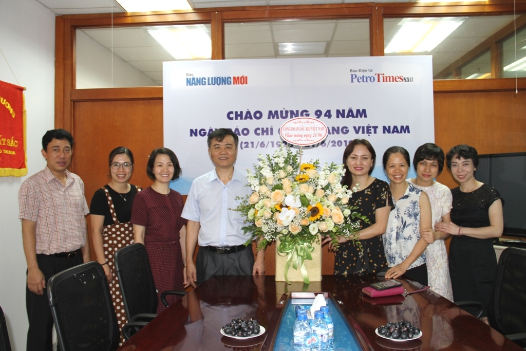 lanh dao pvn va hoi dau khi chuc mung bao nang luong moi petrotimes