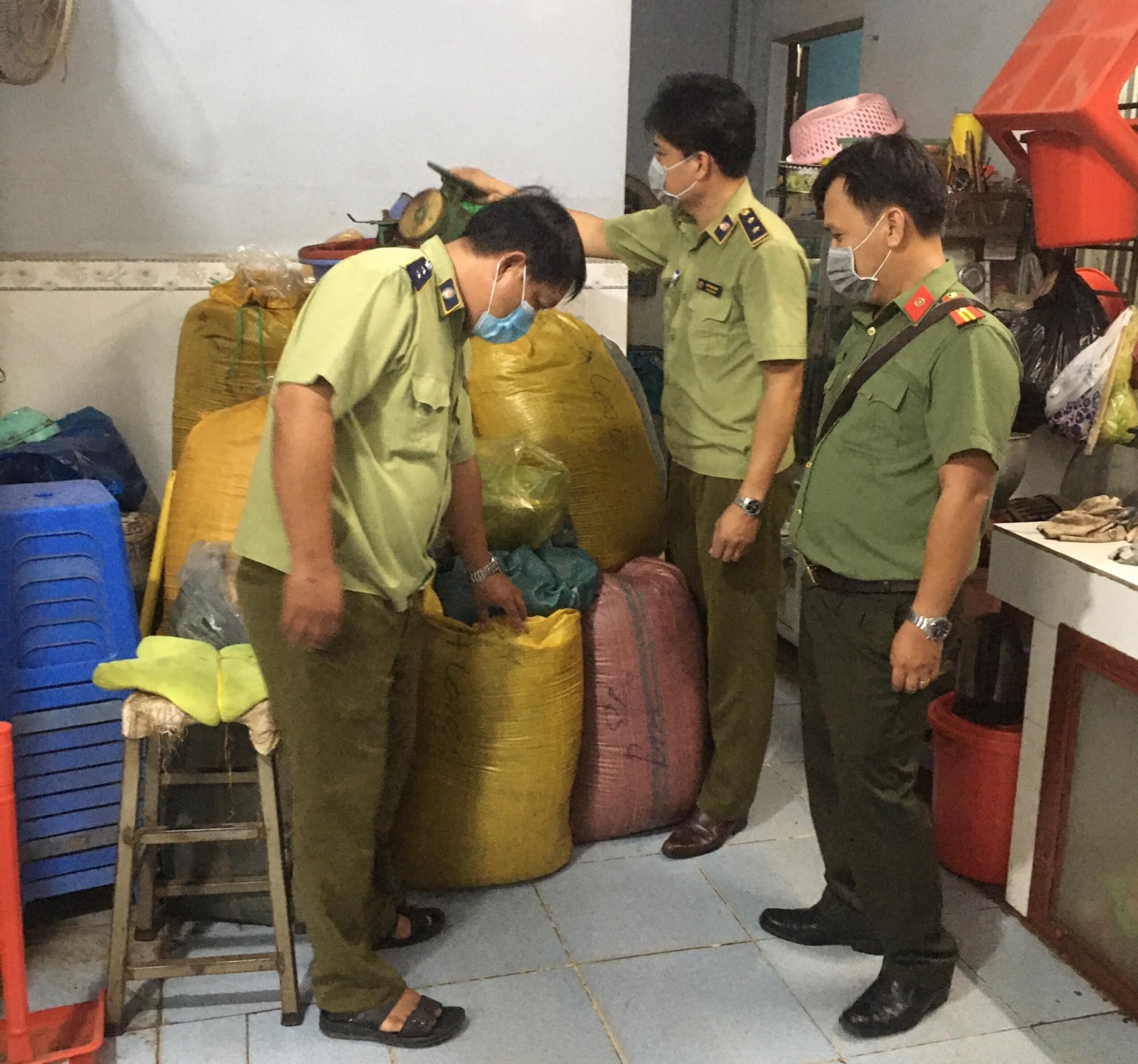 Vĩnh Long: Bắt quả tang hàng chục nghìn gói trà, cà phê giả