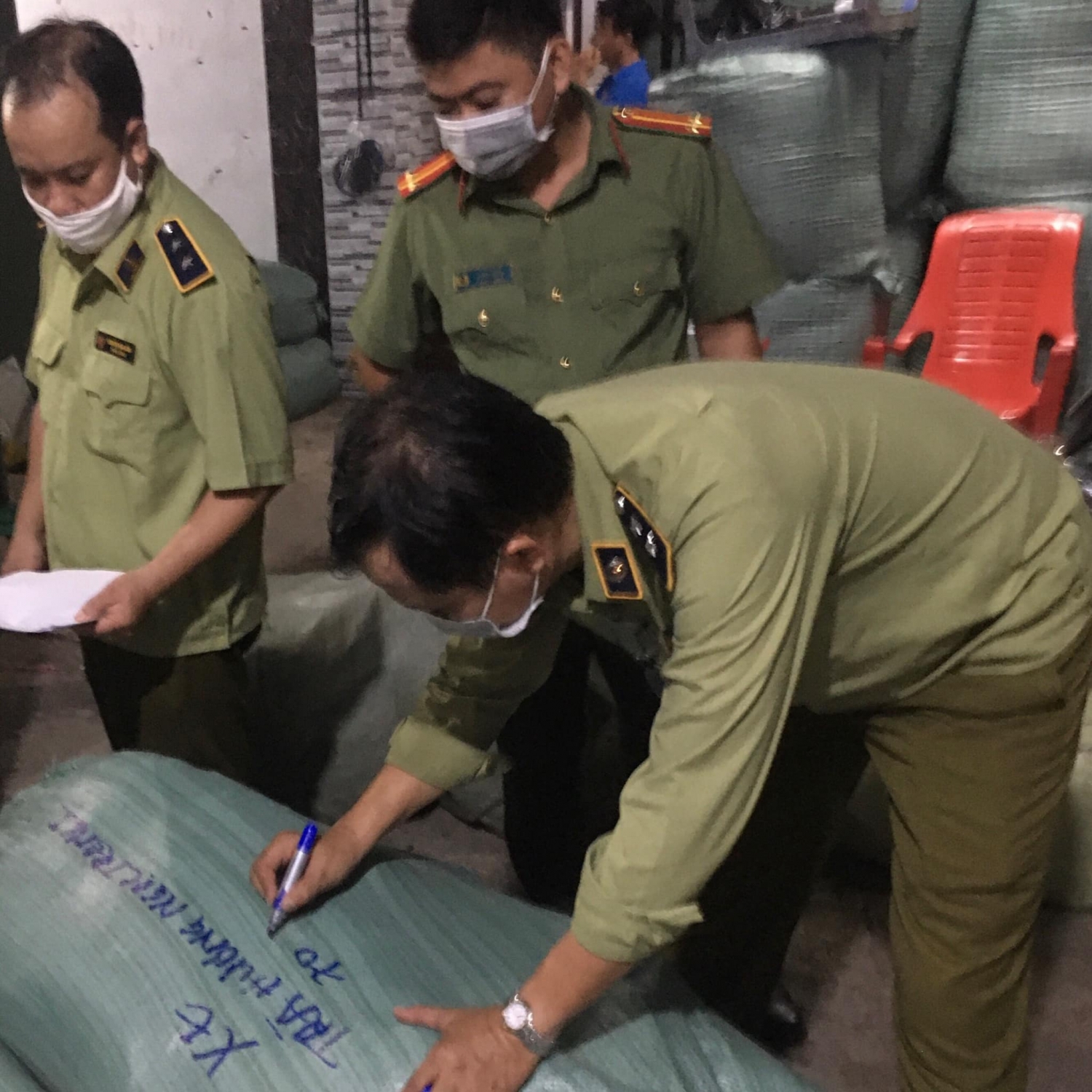 Vĩnh Long: Bắt quả tang hàng chục nghìn gói trà, cà phê giả