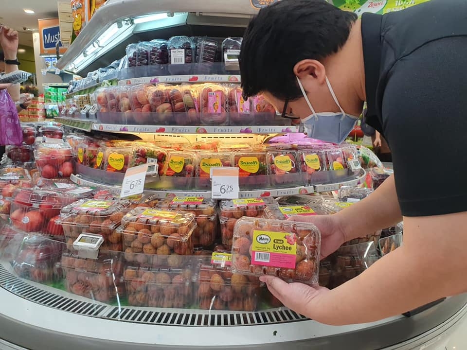 vai thieu viet nam co gia gan 100 ngan dongkg tai singapore