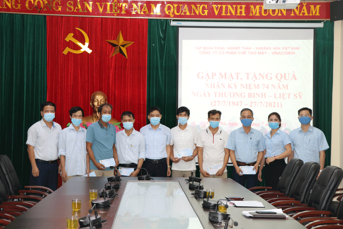Cán bộ công nhân viên TKV dâng hương tưởng niệm các Anh hùng liệt sĩ