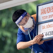 Tin tức kinh tế ngày 21/2: Giá xăng tăng lên mức cao nhất lịch sử