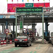 Thủ tướng yêu cầu đẩy nhanh tiến độ dán thẻ định danh ô tô để thu phí điện tử không dừng