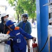 Tin tức kinh tế ngày 16/3: Ngân hàng Nhà nước yêu cầu cung ứng đủ vốn cho doanh nghiệp nhập khẩu xăng dầu