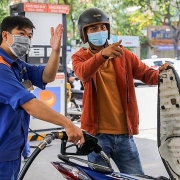 Giá xăng tiếp tục tăng thêm gần 1.000 đồng/lít