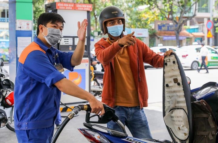 Tin tức kinh tế ngày 21/3: Giá xăng dầu đồng loạt giảm Giá xăng dầu đồng loạt giảm mạnh gần 1.600 đồng/lít