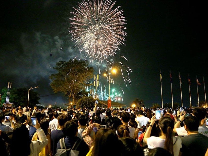Bắn pháo hoa trong Lễ khai mạc SEA Games 31 tại sân vận động Mỹ Đình