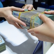Tin tức kinh tế ngày 24/5: Lãi suất huy động tăng, tiền gửi ồ ạt chảy vào ngân hàng